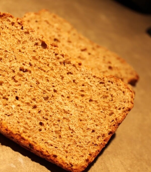 Slices of gingerbread bread on a work surface
