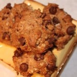 Galletas de chispas de chocolate masticables!! (Vegano) 7 Galletas masticables con trocitos de chocolate servidas en un plato cuadrado