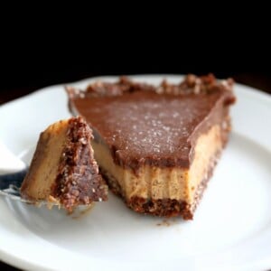 This Vegan Salted Caramel Pie has layers of Salted Date Caramel, Chocolate Mousse and Almond Hemp Chocolate Crust. No Bake Gluten-free palm oil free Makes 1 9 inch pie or tart pan #glutenfree #veganricha #vegan