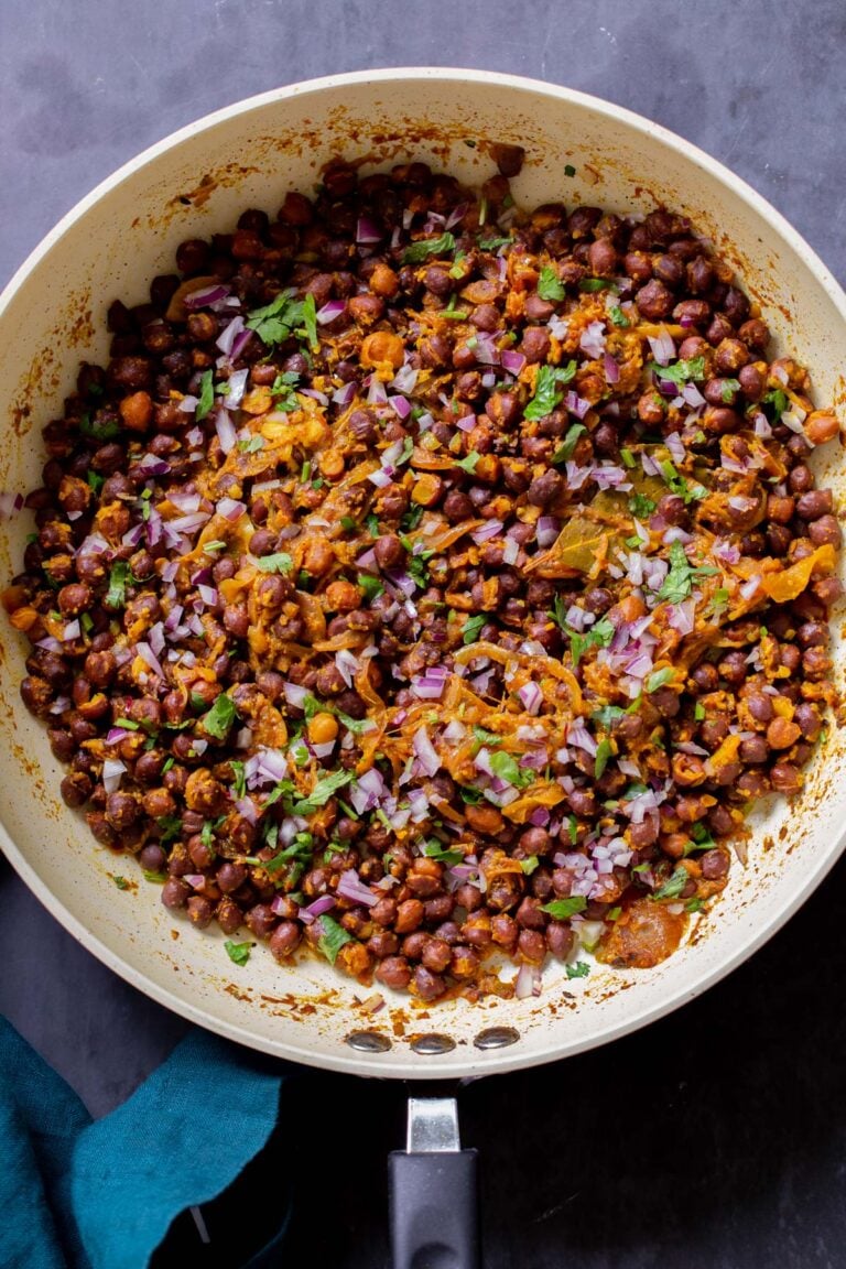 kala-chana-ghugni-brown-chickpea-curry
