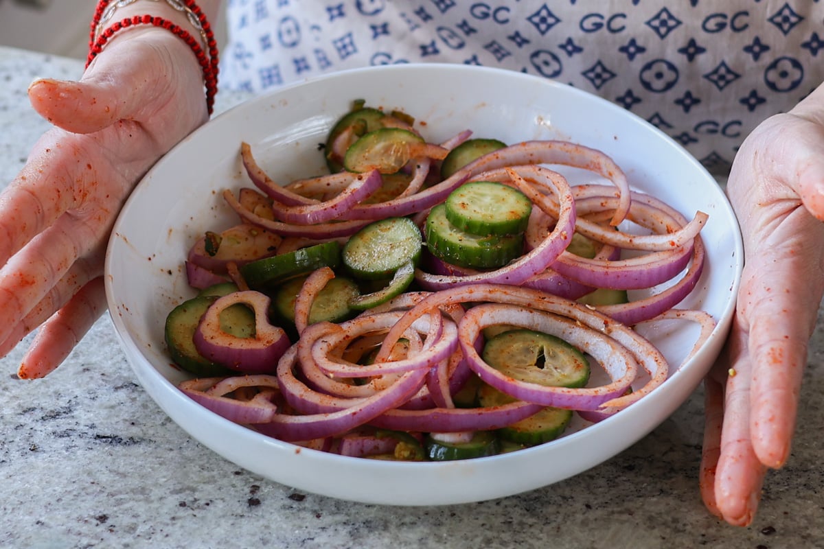 laccha onions in the bowl after tossing them together
