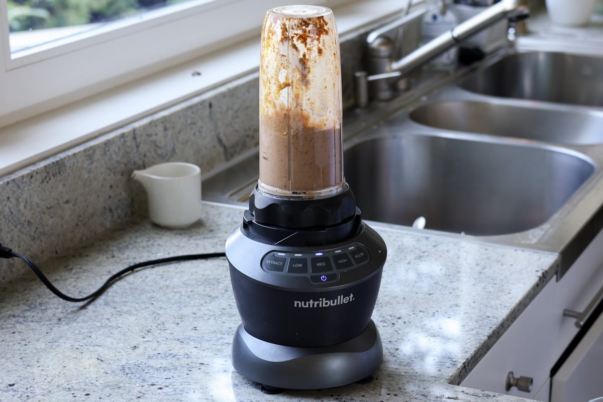 Dressing being pureed in the blender.