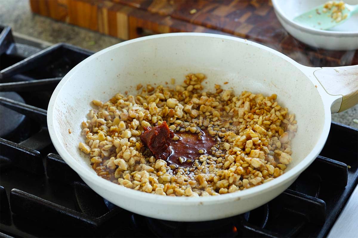 adding gochujang to the tempeh